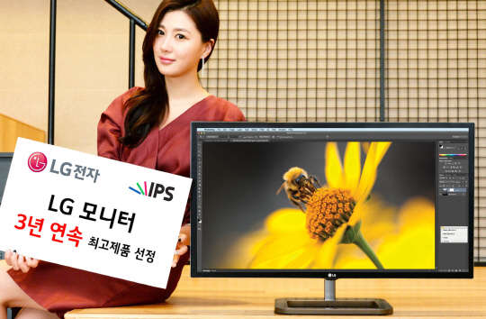 LG 울트라HD 모니터가 유럽 이미지 출판협회(TIPA)가 '2015 TIPA 어워드'에서 최고제품으로 선정됐다. 모델이 'LG 울트라HD 모니터(31MU97Z)'와 함께 포즈를 취하고 있다. <LG전자 제공>